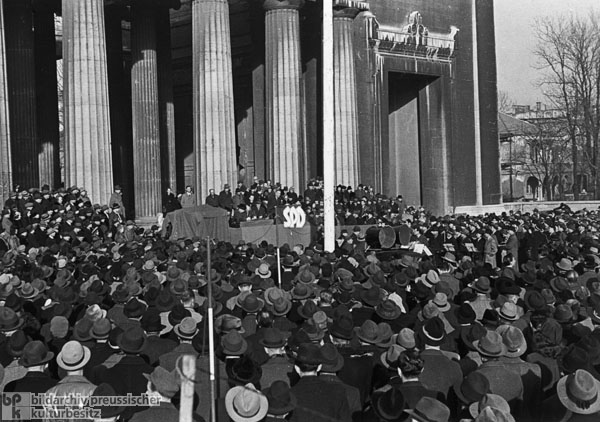 SPD Campaign Rally with Kurt Schumacher (at the Microphone) on Königsplatz in Munich (November 25, 1946)
